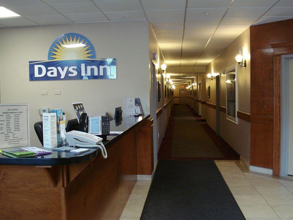 Days Inn By Wyndham Chetwynd Ngoại thất bức ảnh