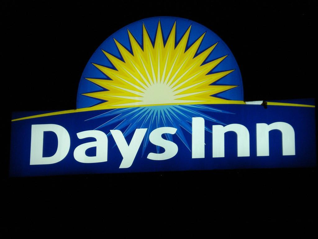 Days Inn By Wyndham Chetwynd Ngoại thất bức ảnh